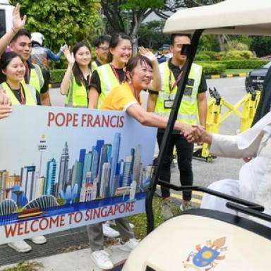 Francisco se reunió con miembros de la Compañía de Jesús en Singapur