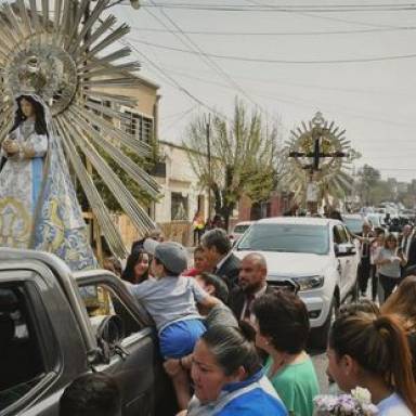 Emoción al paso de las imágenes del Señor y la Virgen del Milagro