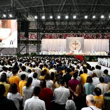 Francisco celebró una misa multitudinaria en Singapur