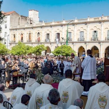 Monseñor Cuerva: contágiennos a los argentinos  esa fe que ustedes viven naturalmente