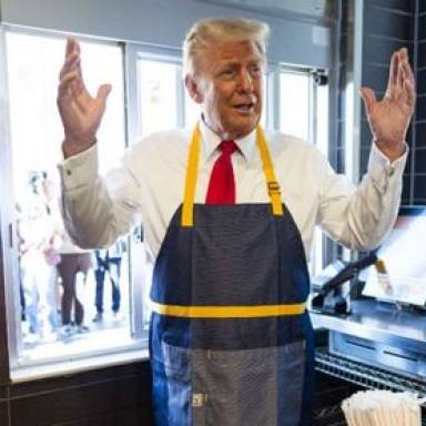 Donald Trump se vistió de empleado de McDonald's