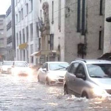 Las lluvias torrenciales arrasaron con calles y rutas