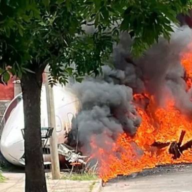 Un avión privado despistó, chocó contra una casa y se incendió