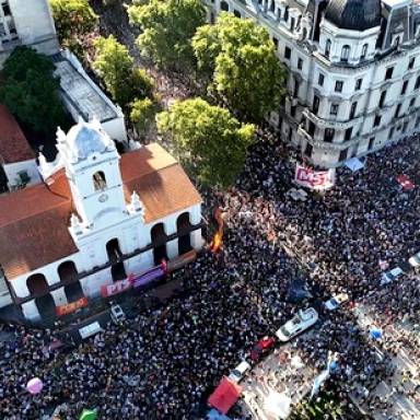 Multitudinario respaldo social a la marcha del colectivo LGBTQ+