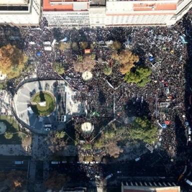 Cristina, detenida, articuló primeros esbozos de un frente anti Milei