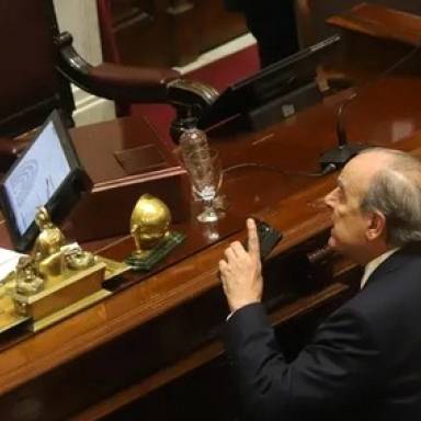 Francos se levantó de la sesión de defensa de gestión en el Senado