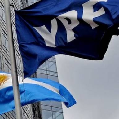 Ordenan a la Argentina entregar el 51% de las acciones de YPF