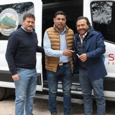 Entregaron un minibus en La Candelaria