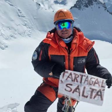 Un tartagalense llevó la bandera al Himalaya