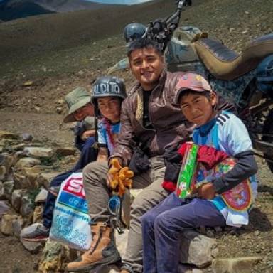 El docente que recorre la Puna en moto para enseñar arte