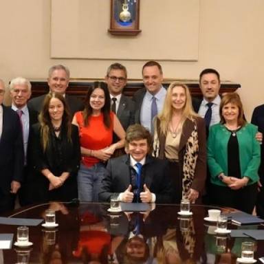 Con Adorni y Santilli, Milei encabezó reunión con el nuevo Gabinete