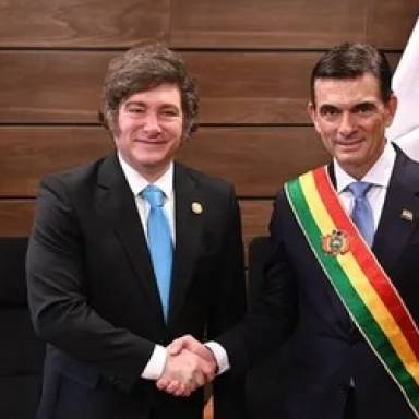 Milei participó de la asunción de Rodrigo Paz, nuevo presidente de Bolivia