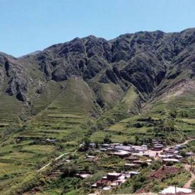 Rodeo Colorado: donde la tierra se tiñe de rojo y el cielo abraza la montaña