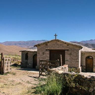 Una capilla de ensueño en la Quebrada del Toro