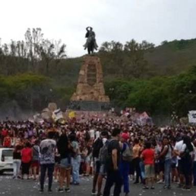 Polémica por los festejos de egresados en el monumento a Güemes