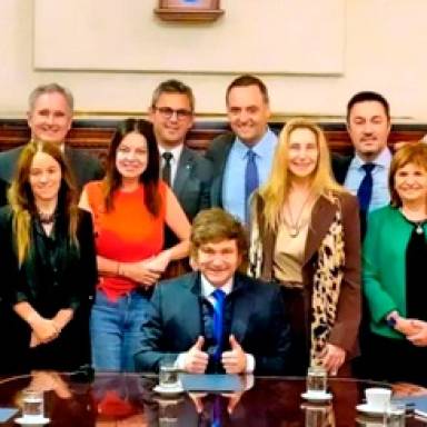 Reunión de Milei y funcionarios para conseguir la reforma laboral