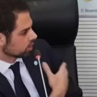 Diplomático argentino se negó a hablar ante un  mapa que mostraba a Malvinas como británicas