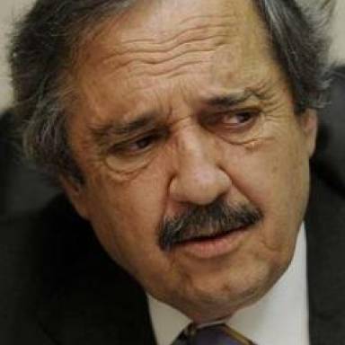 Alfonsín: hay que defender la democracia ante el gobierno más autoritario desde 83