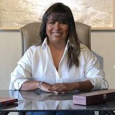 Pinceles y flores contra el estruendo de las bombas