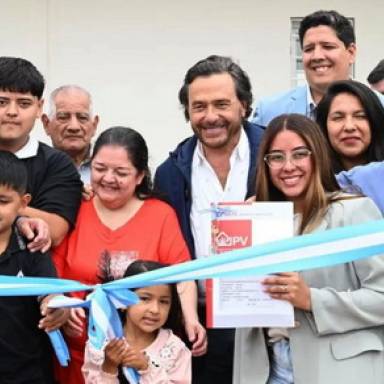 El Gobernador encabezó  la entrega de 40 viviendas
