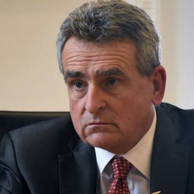 Rossi: el gobierno destruye el trabajo en Argentina