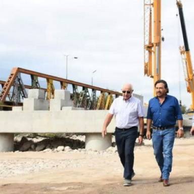 Comenzó el montaje de vigas del puente sobre el río Vaqueros