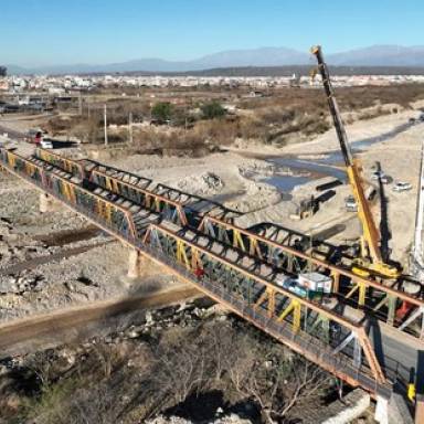 Moreno: se cuelgan del puente de Vaqueros 