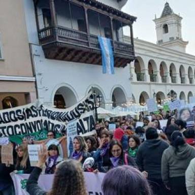 Masiva marcha de Ni Una Menos en el centro salteño