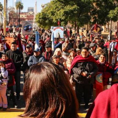 Más de 300 personas homenajearon a Güemes en Plaza de Mayo