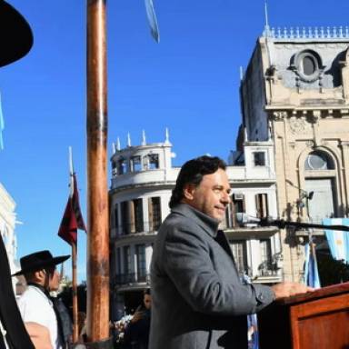 Sáenz tomó la promesa de fidelidad a más de 600 alumnos de 4° grado