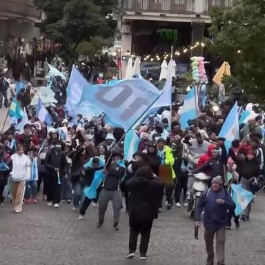 La plaza 9 de Julio se vistió de celeste y blanco