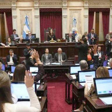 LLA pisa acelerador en el Senado