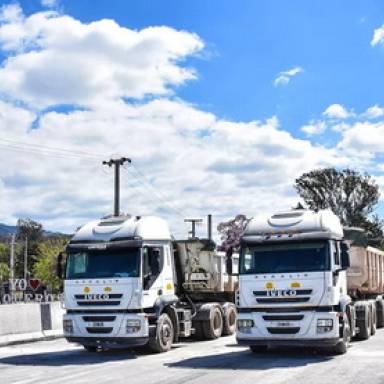 Realizaron la prueba de carga del nuevo puente de Vaqueros