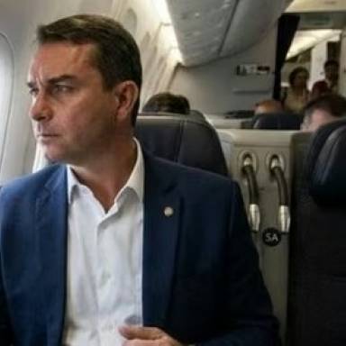 Flávio Bolsonaro viajó con su familia desde Argentina hacia Ecuador 